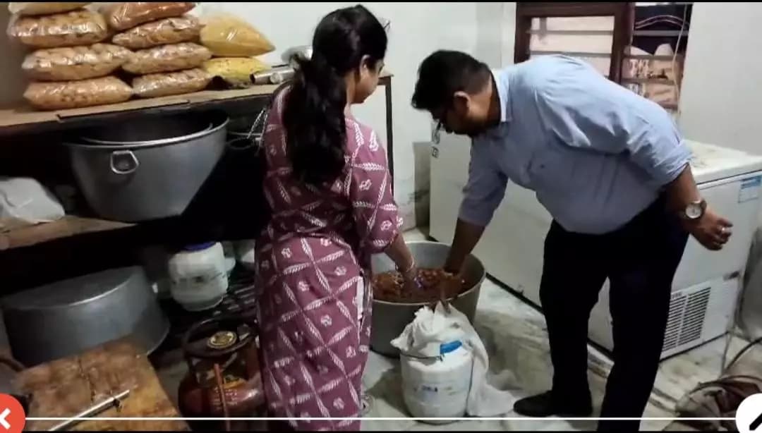 ਨਕੋਦਰ: ਨੂਰਮਹਿਲ: ਫੂਡ ਸੇਫਟੀ ਟੀਮ ਦੀ ਰੇਡ, ਮਠਿਆਈਆਂ ਦੀਆਂ ਦੁਕਾਨਾਂ 'ਤੇ ਮਚੀ ਹਫੜਾ-ਦਫੜੀ