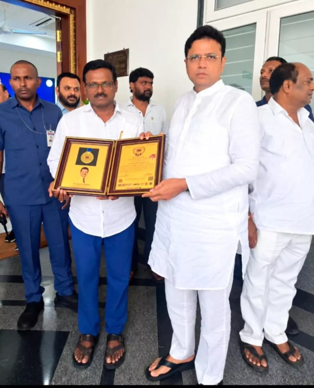 భీమారం: ఇంటర్నేషనల్ వరల్డ్ బుక్ ఆఫ్ రికార్డ్స్ అవార్డు గ్రహీతను అభినందించిన మంత్రి శ్రీధర్ బాబు
