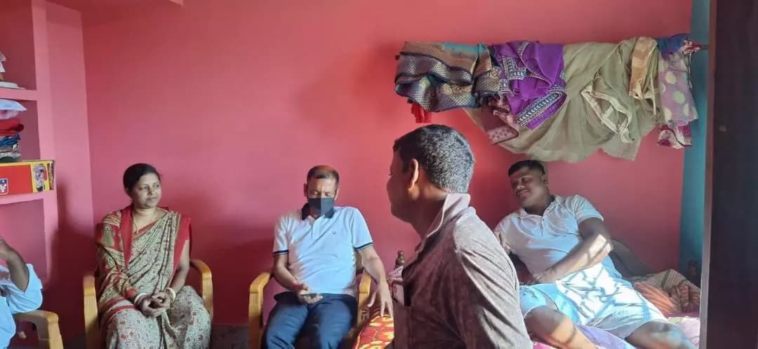 ସୁକିନ୍ଦା: କୋରେଇ: ଅସୁସ୍ଥ ଶିବ ଚରଣ ମାଝିଙ୍କୁ ଭେଟିଲେ ସ୍ଥାନୀୟ ପ୍ରତିନିଧି