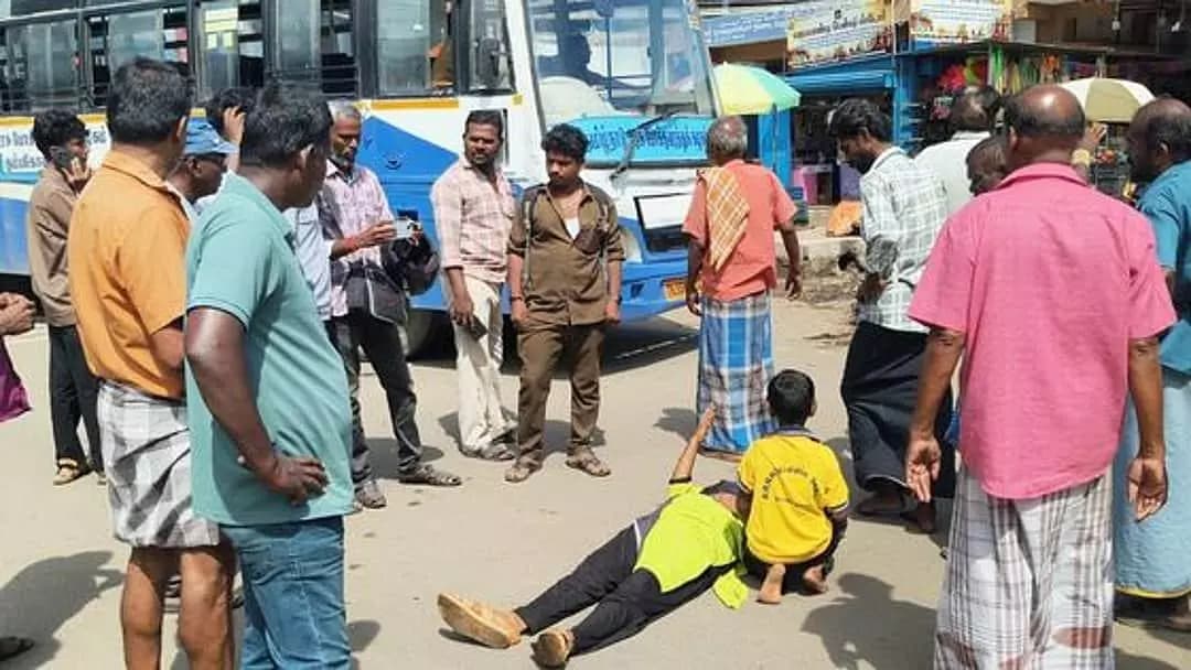 சிவகங்கை: 5 வயது மகனுடன் சாலையில் படுத்து பெண் போராட்டம் - அரசு வேலை கோரி பரபரப்பு