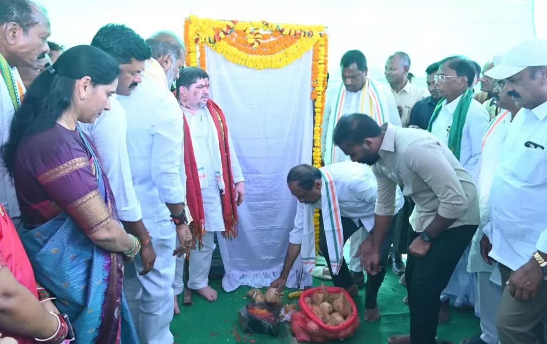 జగిత్యాల రూరల్: జగిత్యాల: రూ. 200 కోట్లతో యంగ్ ఇండియా రెసిడెన్షియల్ స్కూల్ నిర్మాణానికి భూమి పూజ