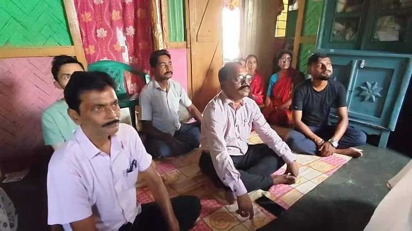 খোয়াই: খোয়াই মন্ডল ১১ নং বুথে মন কি বাত অনুষ্ঠানে উপস্থিত বিজেপি জেলা সভাপতি সমীর কুমার দাস