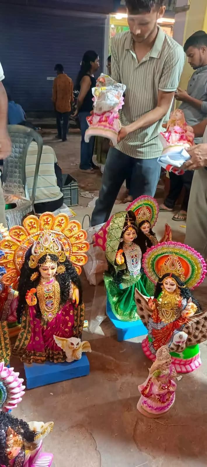 কুমারঘাট: কুমারঘাটে লক্ষ্মীপূজায় জমজমাট কেনাবেচা, বাজারে উৎসবের আমেজ