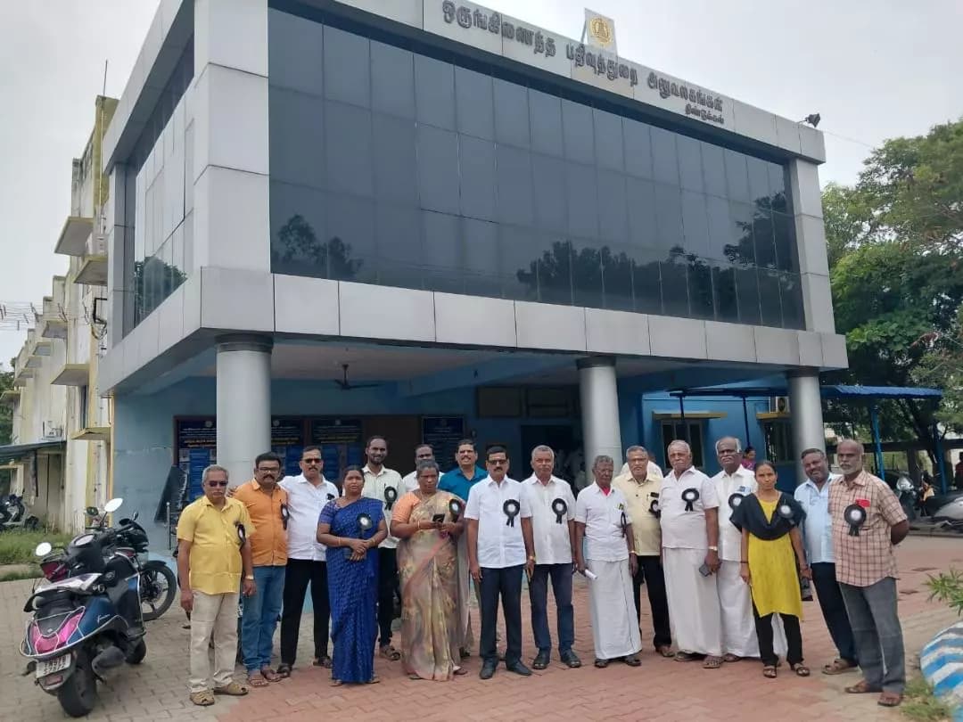 திண்டுக்கல் மேற்கு: திண்டுக்கல்: பத்திரப்பதிவு அலுவலகத்தில் புதிய திட்டத்திற்கு எதிர்ப்பு - நகல் எழுதுவோர் போராட்டம்