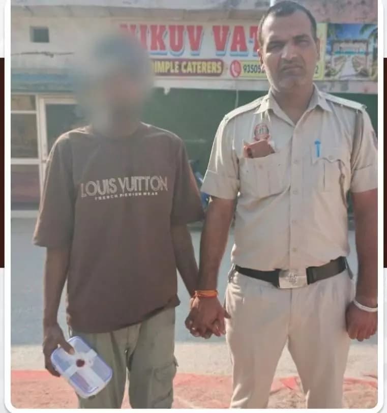 रोहिणी: त्योहारों के बीच बाहरी ज़िला पुलिस ने 4 आरोपियों को गिरफ्तार किया, बरामद हुए 4 बटनदार चाकू