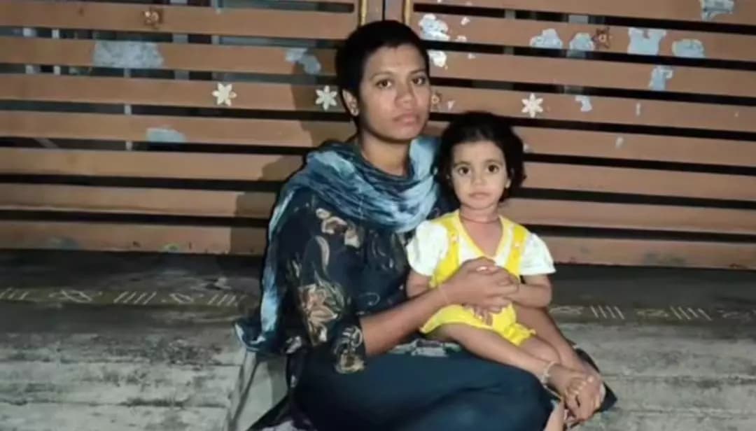 కోరుట్ల: జగిత్యాల: చిన్నారితో కలిసి భర్త ఇంటి ఎదుట భార్య నిరసన