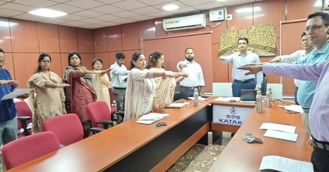 କଟକ ପୌରାଞ୍ଚଳ: କଟକ ଜିଲ୍ଲା କାର୍ଯ୍ୟାଳୟରେ ଅଧିକାରୀଙ୍କ ଦୁର୍ନୀତିମୁକ୍ତ ଶପଥ