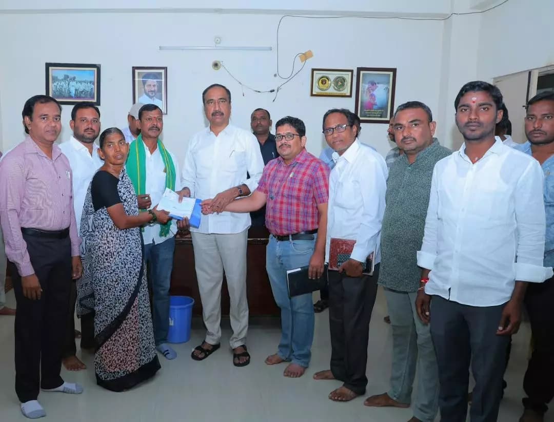 జగిత్యాల: విద్యుత్ షాక్తో మృతి చెందిన కార్మికుడి కుటుంబానికి రూ. 5 లక్షల ఆర్థిక సాయం