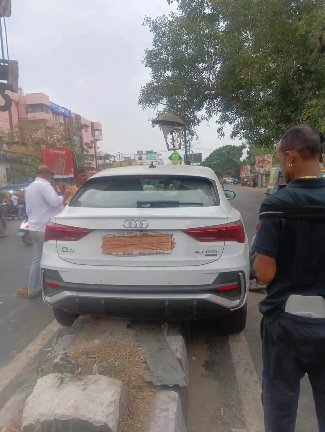 କଟକ ପୌରାଞ୍ଚଳ: କଟକ ବାଦାମବାଡ଼ିରେ ଅଡ଼ି କାର ଦୁର୍ଘଟଣା, ନମ୍ବର ପ୍ଲେଟ ଘୋଡ଼ାଇବାକୁ ନେଇ ଚର୍ଚ୍ଚା