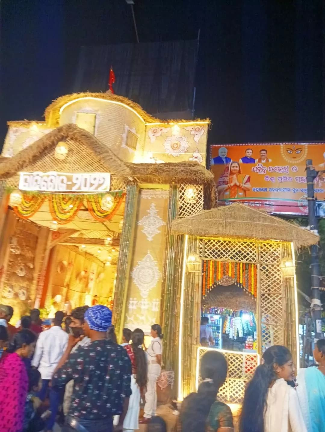ପରଜଙ୍ଗ: ଝଲସୁଛି ଡେଙ୍କାନାଳ ସହର, ବର୍ଷା ସତ୍ତ୍ୱେ ଲକ୍ଷ୍ମୀ ପୂଜାରେ ଭକ୍ତଙ୍କ ପ୍ରବଳ ଭିଡ଼