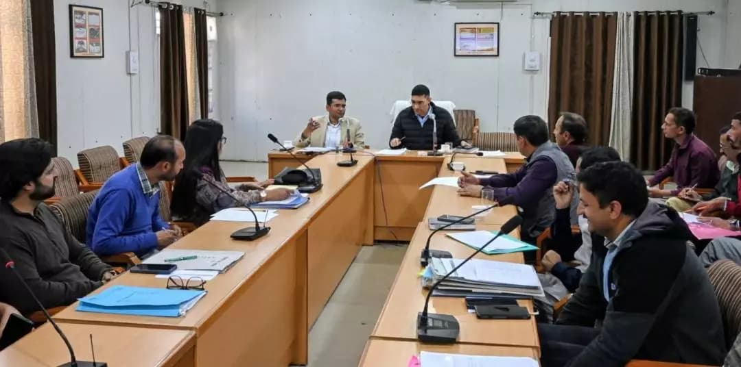चम्बा: चंबा में लंबित एफआरए मामलों का समयबद्ध समाधान जरूरी: उपायुक्त
