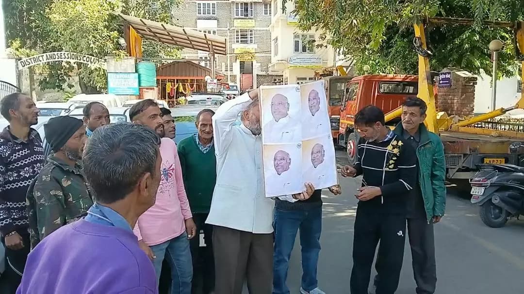 चम्बा: चम्बा में कांग्रेस अध्यक्ष खड़गे के बयान के खिलाफ भाजपा ने किया विरोध, पुतला फूंका