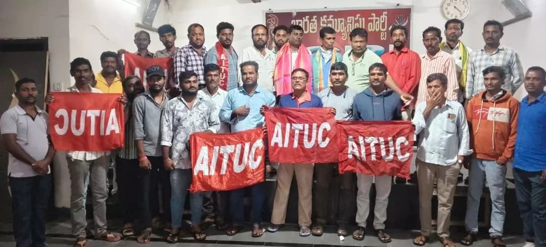 మహబూబాబాద్: AITUCలో చేరిన 60 మంది ఆటో కార్మికులు