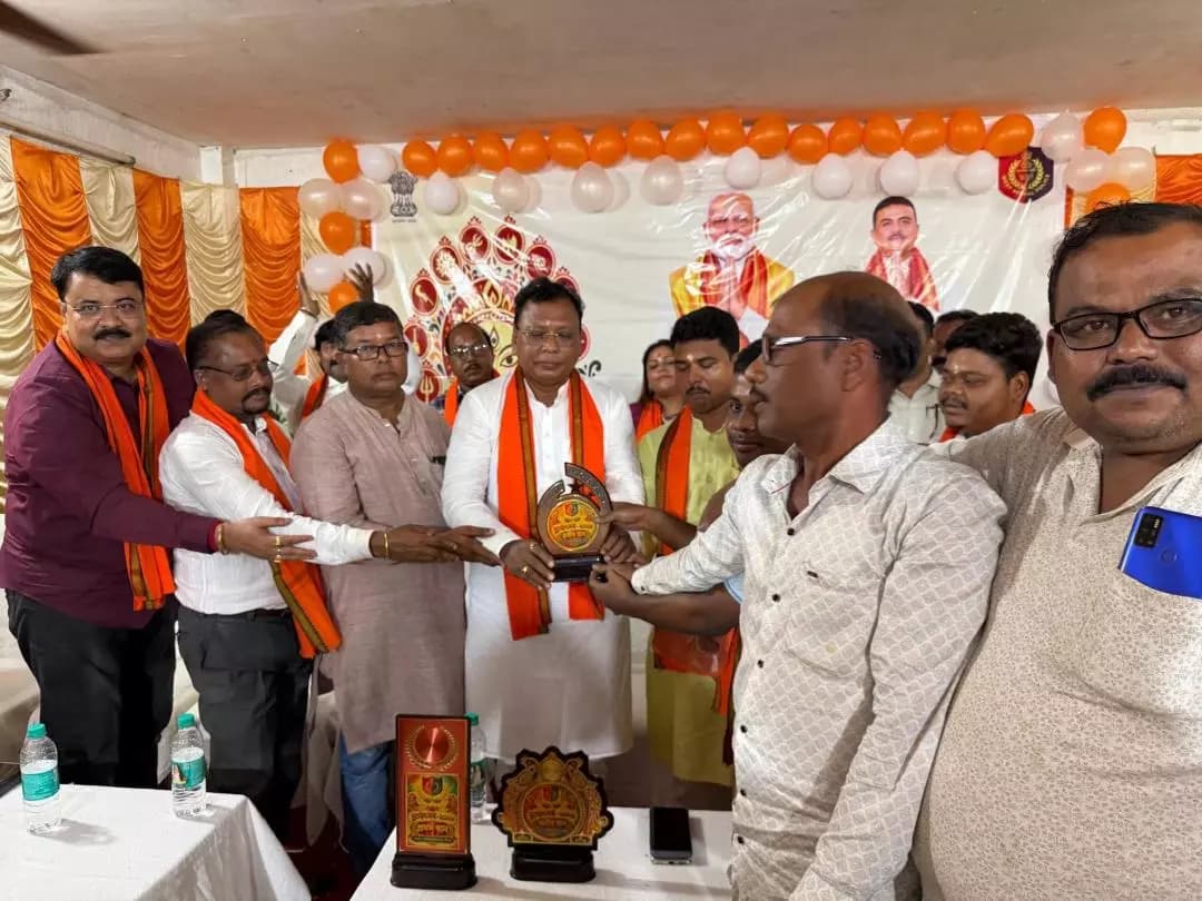 রানিবাঁধ: মন্ত্রী ক্ষুদিরাম টুডুর বিজয়া সম্মেলনে অংশগ্রহণ ও মতবিনিময়
