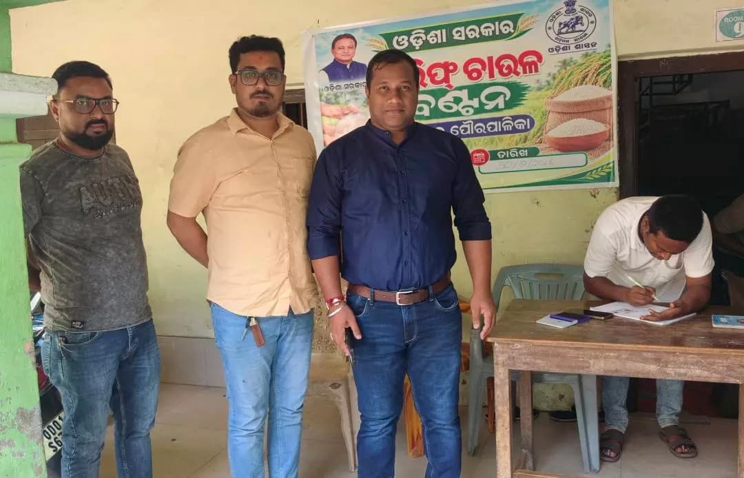 ଜଳେଶ୍ବର: ଜଳେଶ୍ଵର: ୱାର୍ଡ ନମ୍ବର ୧୧ରେ ରିଲିଫ୍ ଚାଉଳ ବଣ୍ଟନ