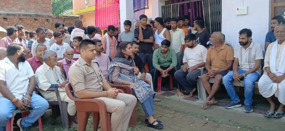 इकौना: श्रावस्ती में बिजली का खंभा लगाते समय करंट से दो युवकों की मौत