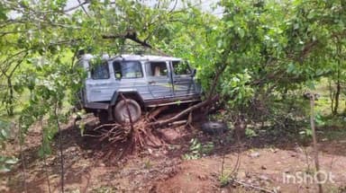 गुहागर: विवाहाला जाणाऱ्या क्रुझ गाडीचा देवघर जवळ अपघात; आठ जण जखमी, दाभोळ वरून चिपळूणला जात असताना अपघात