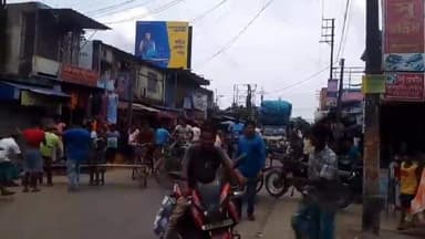 বাদুড়িয়া: বাগজোলা বাজারে রাস্তার দাবিতে পথ অবরোধ করে বিক্ষোভ দেখালেন স্থানীয় বাসিন্দারা #jansamasya