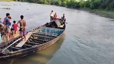 বাদুড়িয়া: তারাগুনিয়া এলাকায় নিয়ন্ত্রণ হারিয়ে যাত্রীসহ চার চাকার গাড়ি নদীতে, এলাকার মানুষ যাত্রীদের উদ্ধার করলেও গাড়িটির খোঁজ