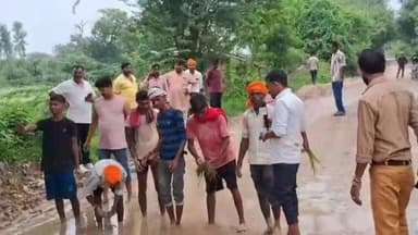 हसनगंज: अजगैन इटकुटी सड़क गड्डों में तब्दील, ग्रामीणों ने सड़क पर बने गड्ढे में धान की रोपाई करके किया अनोखा विरोध प्रदर्शन