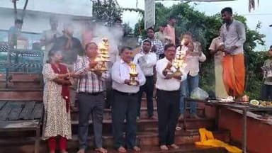 डलमऊ: स्वतंत्रता दिवस के शुभ अवसर पर खंड विकास अधिकारी अशोक सचान ने गंगा आरती की और विभिन्न घाटों का किया निरीक्षण