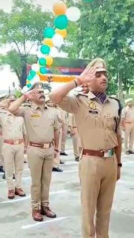 बारा: स्वतंत्रता दिवस के अवसर पर कौंधियारा थाना परिसर में एसीपी कौंधियारा ने तिरंगा फहराया