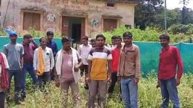 बगीचा: बगीचा के ग्राम पंचायत महनई में उपस्वास्थ्य केंद्र में तिरंगा झंडा नहीं फहराया गया, ग्रामीणों ने किया प्रदर्शन