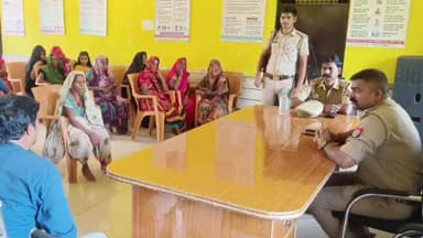 हसनगंज: पुलिस आपके द्वार अभियान के तहत थाना सोहरामऊ क्षेत्र के ग्राम लालपुर में पुलिस ने की बैठक, पीड़ितों की सुनी समस्याएं