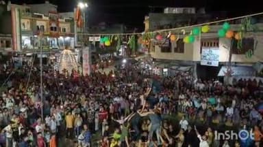 मावली: भींडर में सूरजपोल चौराहे पर सनातन धर्मोत्सव सेवा समिति द्वारा मटकी फोड़ कार्यक्रम में उमड़ा जनसैलाब