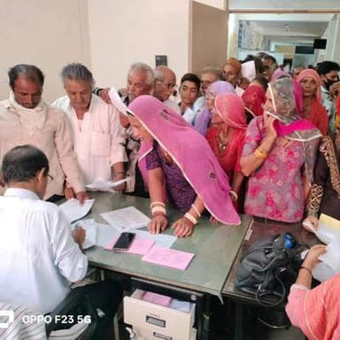 थानागाजी: थानागाजी क्षेत्र में मौसमी बीमारियों के मरीजों की संख्या अस्पताल में बढ़ी, भारी संख्या में मरीज आ रहे हैं