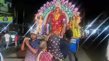 सारठ: सारठ बाउरी टोला में मां मनसा की प्रतिमा का धूमधाम से विसर्जन, मैन चौक तक निकाली गई शोभा यात्रा