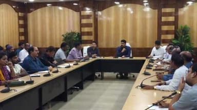 ଝାରସୁଗୁଡା: ଝାରସୁଗୁଡା ଜିଲ୍ଲାପାଳ କୁନାଲ ମୋତିରାମ ଚୌହାଣଙ୍କ ଅଧ୍ୟକ୍ଷତାରେ ଜିଲ୍ଲା କାର୍ଯ୍ୟାଳୟରେ ଜିଲ୍ଲା ପରିବେଶ ସୁରକ୍ଷା ସମାଜ ବୈଠକ ଅନୁଷ୍ଠିତ