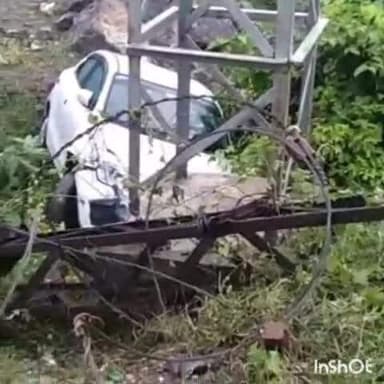 गढ़ी: गढ़ी में हुआ सड़क हादसा, कार गड्डे में गिरी