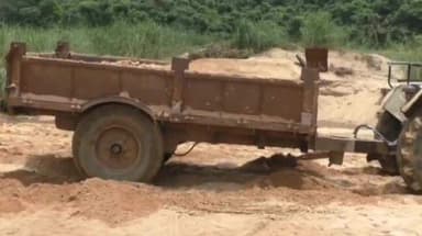 ଝାରସୁଗୁଡା: ଜମେରା ବାଲି ଘାଟରୁ ବାଲି ଚୋରାଚାଲାଣକୁ ନେଇ ଗଣମାଧ୍ୟମକୁ ପ୍ରତିକ୍ରିୟା ଦେଲେ ଜିଲ୍ଲା ଖଣି ଅଧିକାରୀ