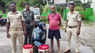 ସୁକିନ୍ଦା: କଳିଙ୍ଗନଗର ରାସ୍ତା କଡରେ ଚୋରା ଡିଜେଲ କାରବାରରେ ବ୍ୟବହୃତ ସ୍କୁଟି ଓ ସମ୍ପୃକ୍ତ ଯୁବକ ଗିରଫ