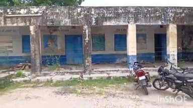 मावली: घासा में सरकारी विद्यालय का भवन दुर्दशा का शिकार, तारबंदी कर बरामदे व कमरों में प्रवेश किया बंद