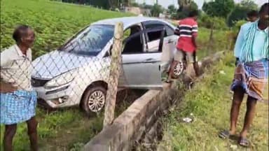 భూపాలపల్లి: ద్విచక్ర వాహనాన్ని ఢీకొన్న కారు, కారులో మద్యం బాటిళ్లు, మైనర్లుగా గుర్తిoపు, పోలీసులకు సమాచారం అందజేత