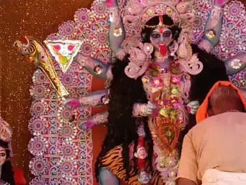 इटवा: सिद्धार्थनगर में मां कालरात्रि की पूजा में श्रद्धालुओं का उमड़ा जमावड़ा