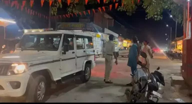 छुरा: छुरा नगर में बढ़ती भीड़ पर एसडीओपी गरिमा दादर का पैदल निरीक्षण