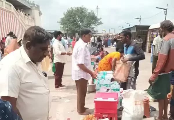 திருத்தணி: திருத்தணி கோவில் தேர்வீதியில் ஆக்கிரமிப்பு கடைகள் அகற்றம்