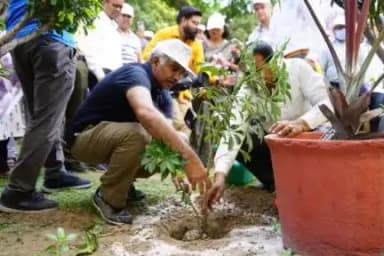 Shri Manoj Ahuja, Secretary, DA&FW, flagged off a truck of office's waste papers, damaged & unserviceable electric items under cleanliness drive from #SFAC office. Shri Ahuja also contributed to the Shramdaan campaign