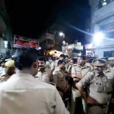 वाराणसी भेलूपुर थाना छेत्र , शिवाला में दूल्हे के जुलूस में मुस्तैद पुलिस प्रशासन।
#varanasipolice #psbhelupur