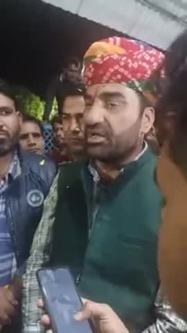 जोधपुर: #बेनीवाल दिल्ली जाते वक्त #डेगाना में पत्रकारों से हुए रुबरू. 
बेनीवाल ने कहा हरीश चौधरी ने मुझे छेङकर बङी गलती कर ली।