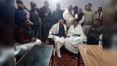 अमनौर के पूर्व विधायक कृष्ण कुमार उर्फ #मंटू सिंह जी पहुंचे महाराजगंज के पूर्व सांसद प्रभुनाथ सिंह जी की घर
दादी जी की श्राद्ध में