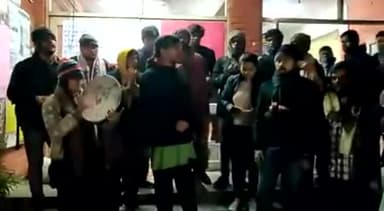 जेएनयू कैंपस में संगवारी थियेटर ग्रुप के द्वारा जनगीत प्रस्तुत किया गया।
गीत:- ये जंग है जगें आजादी के परचम तलें...
#jnuprotest #Sanghwari