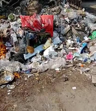 बल्लबगढ़: तिकोना पार्क #वैष्णो_देवी मंदिर के साइड में पड़ा है बहुत सारा कबाड़ा #faridabad #mcf #mayor #news #caa