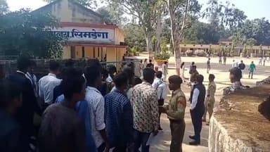 सिमडेगा: इंटरमीडिएट की परीक्षा में छात्रों की उमड़ी भीड़, सघन जांच के बाद दिया गया केंद्र में प्रवेश #इंटरमीडिएट_परीक्षा #शिक्षा