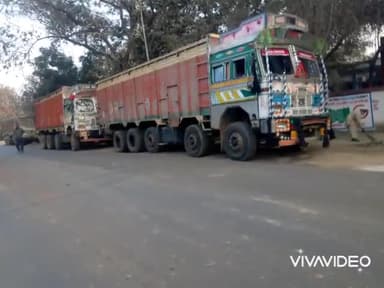 चौसा: कमासा पुल के पास जांच के दौरान पकड़े गए बालू से भरे दो ट्रक, ₹50-50 हजार के जुर्माने पर छोड़ा #अवैध_रेत