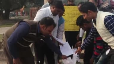 लौरिया: लौरिया में रेगुलर बीएड एवं डीएलएड के छात्रों ने प्रमाणपत्र जलाकर जताया विरोध #बीएड #डीएलएड