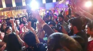 नगड़ी: रांची में कार्यक्रम के लिए आई मशहूर डांसर सपना चौधरी ने प्रोग्राम के बाद महिलाओं के साथ किया डांस #सपना_चौधरी